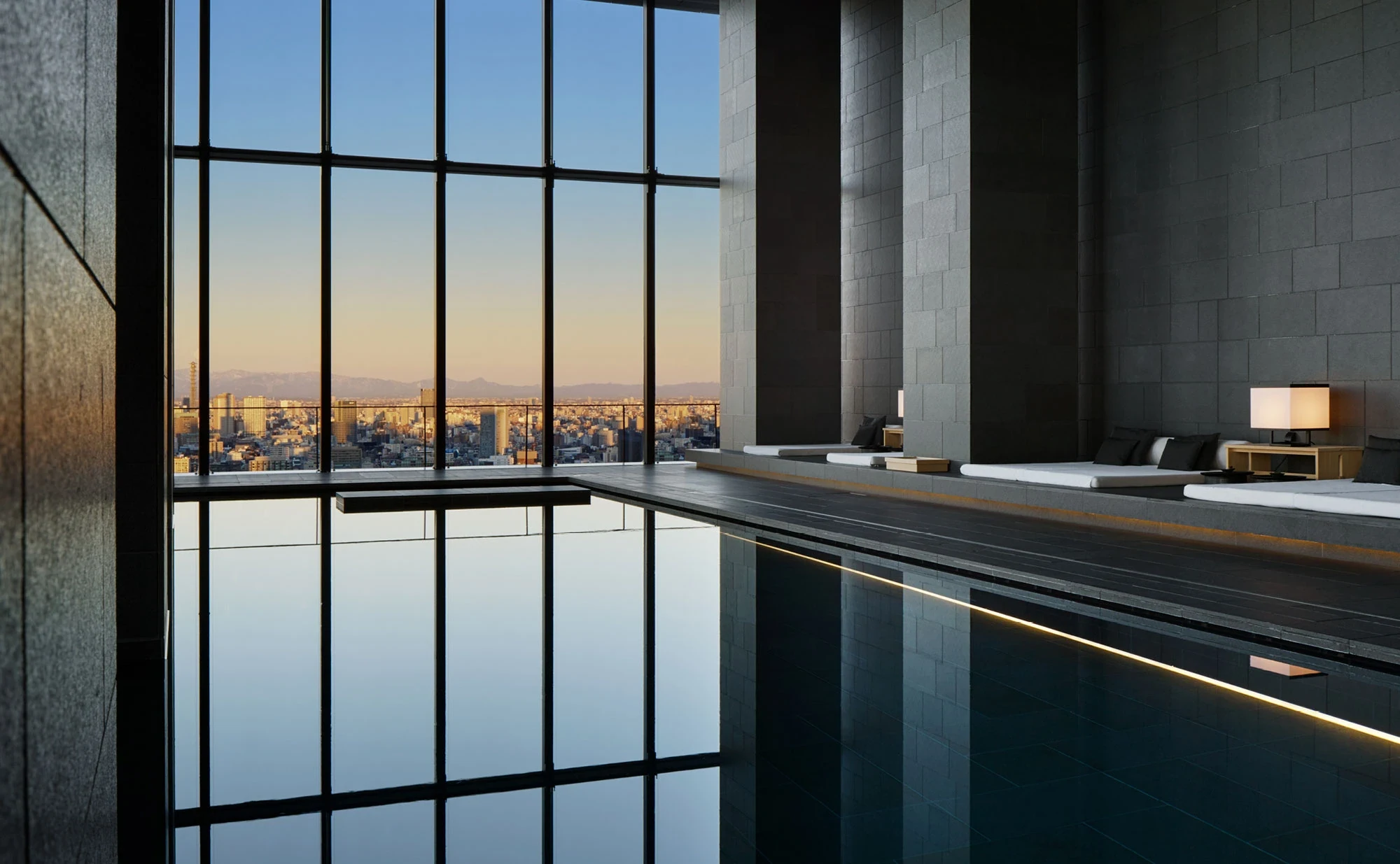 Piscina do Aman Tokyo com janelas para o horizonte de Tóquio