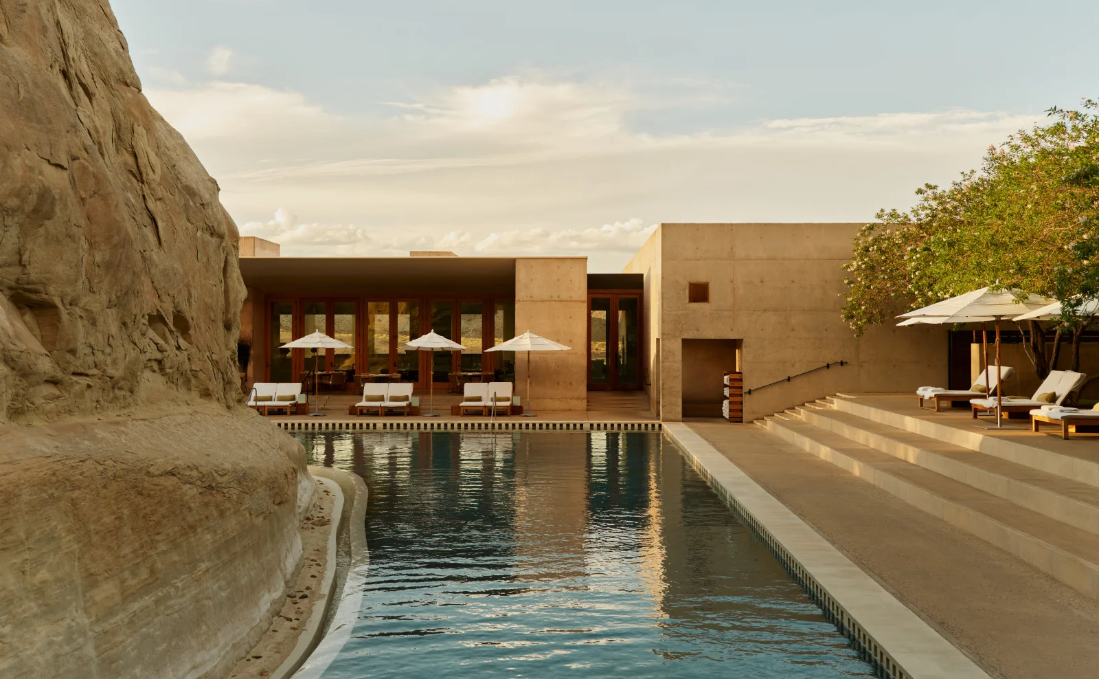 Piscina principal do Amangiri integrada à formação de arenito
