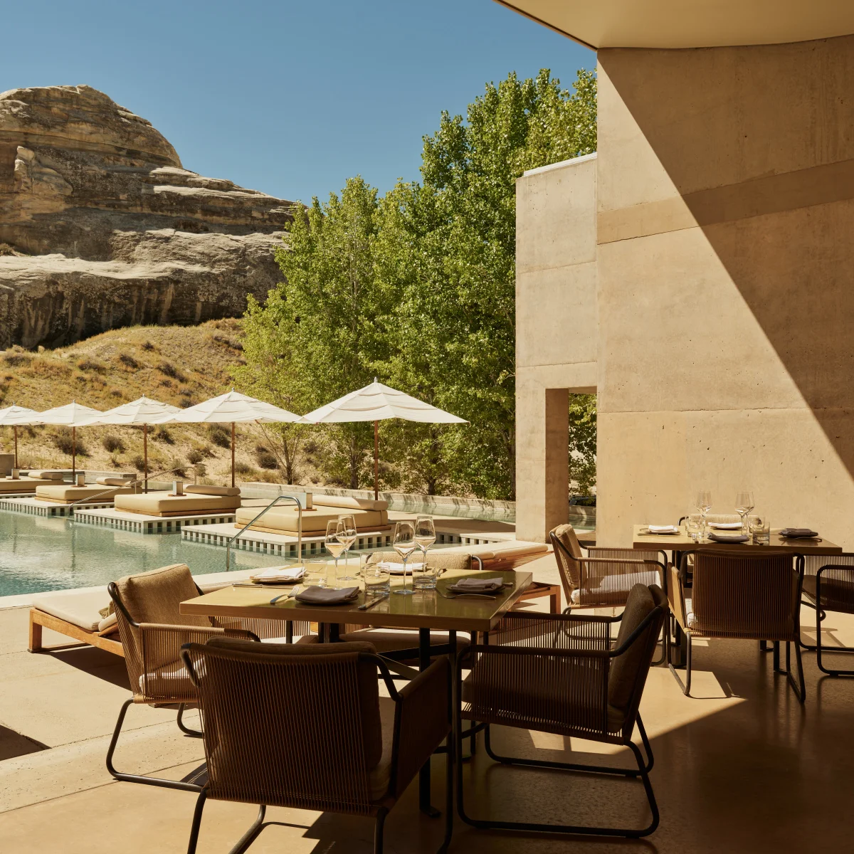 Terraço de refeições do Amangiri junto às rochas de Utah