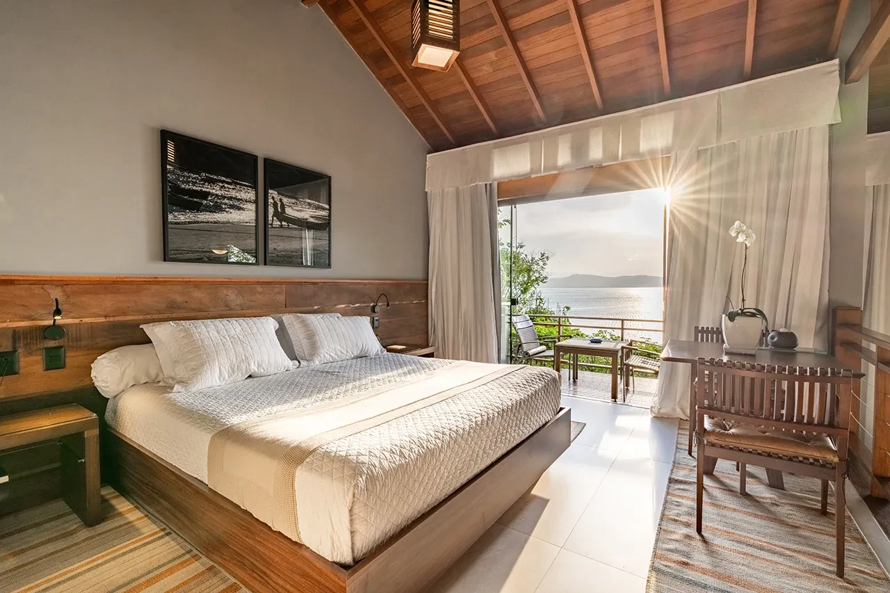 Quarto de uma villa do Awasi Santa Catarina com varanda aberta à paisagem