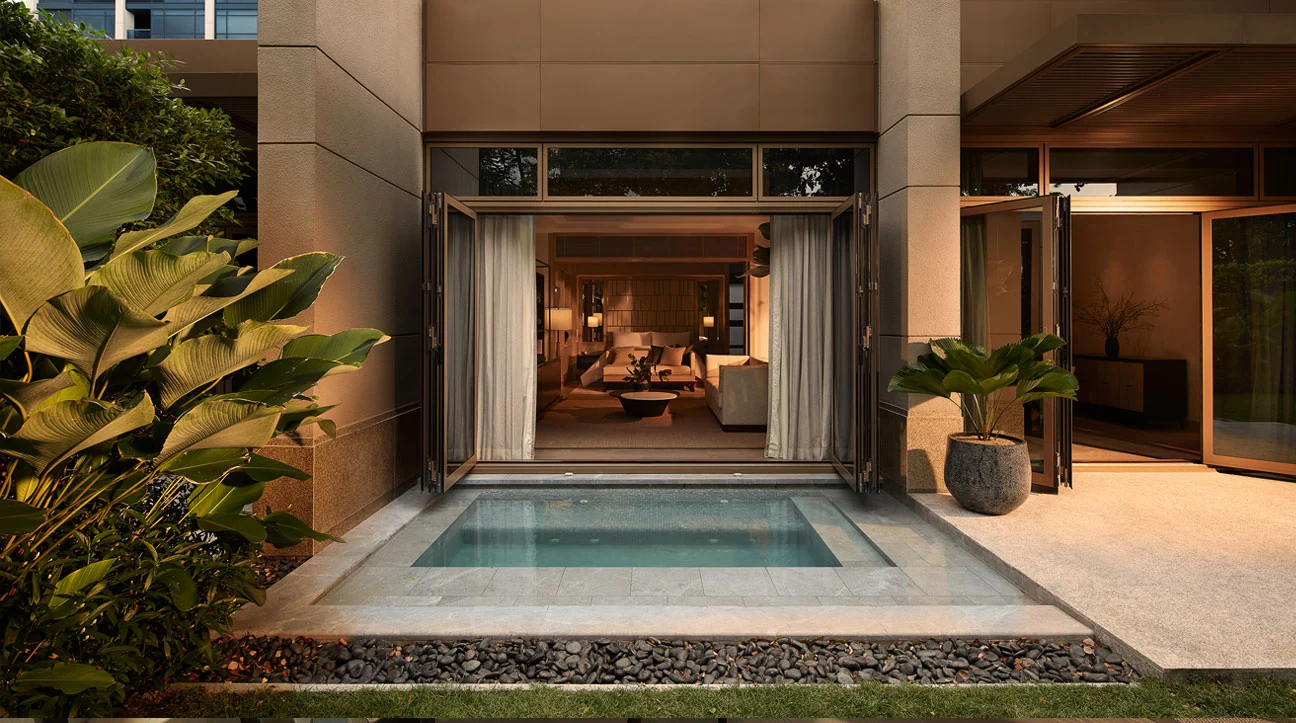 Piscina privativa e jardim de uma villa do Capella Bangkok