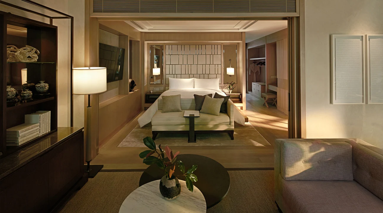 Quarto da villa do Capella Bangkok com portas abertas para a área externa