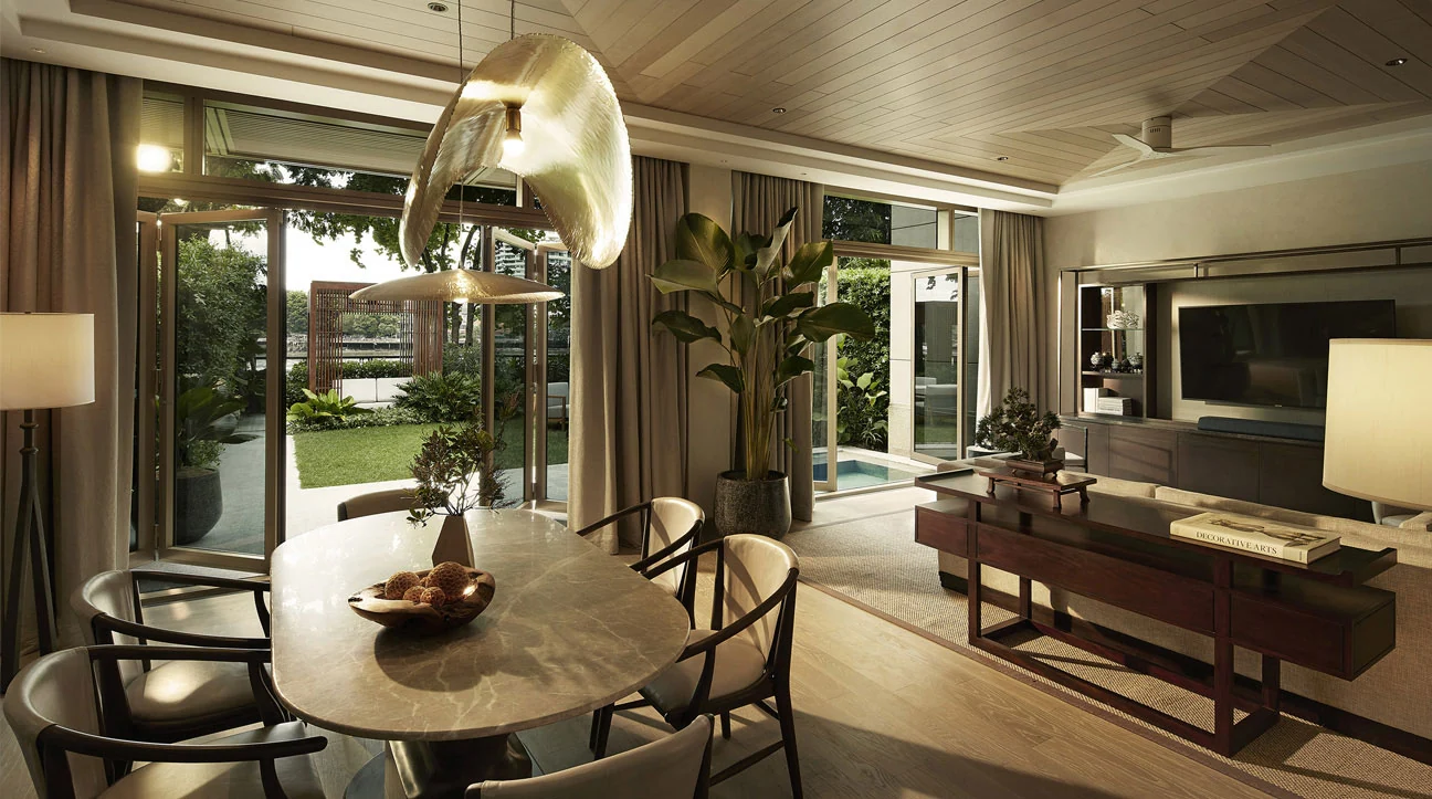 Sala de estar da villa do Capella Bangkok com vista para o jardim