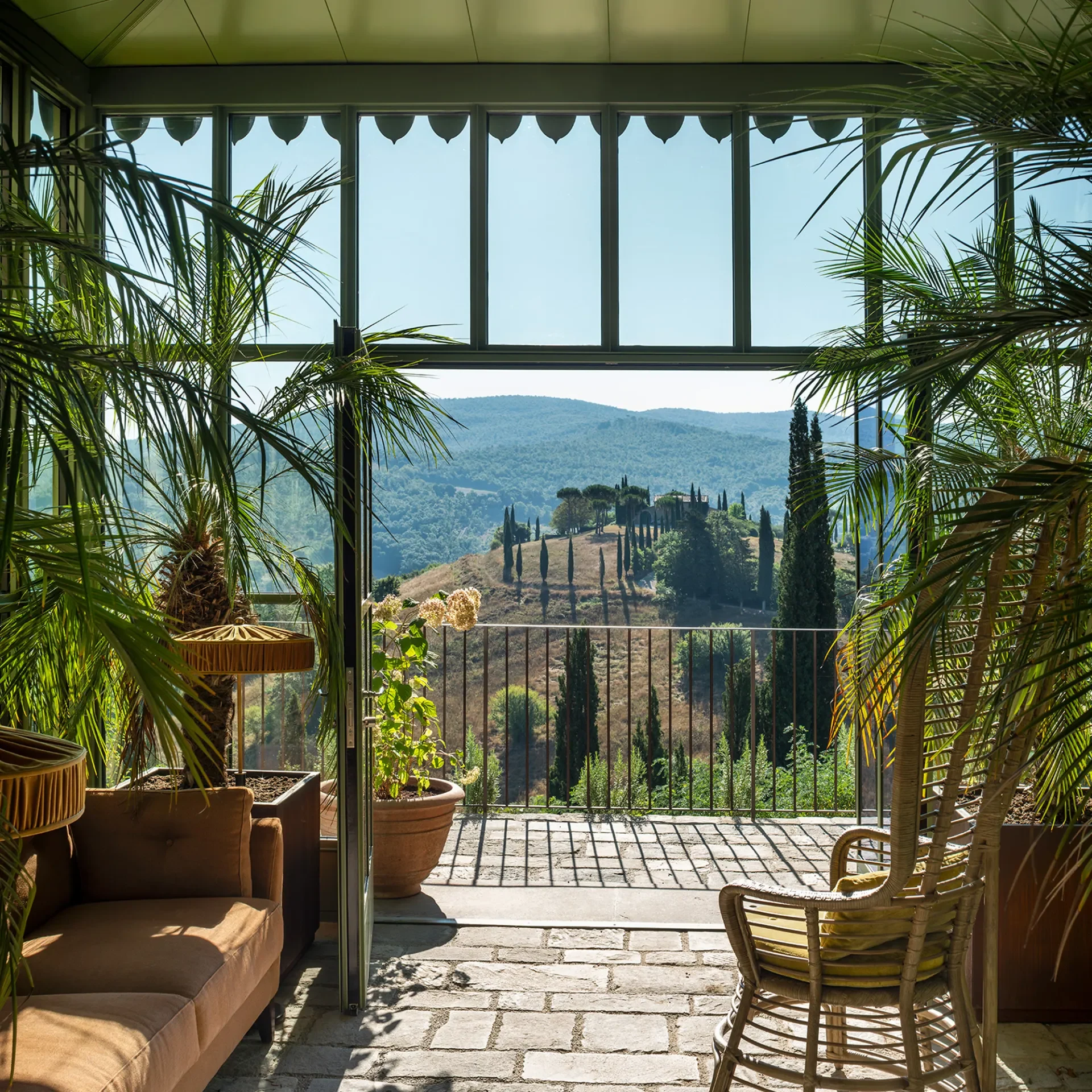 Terraço do Castello di Reschio com vista para os campos