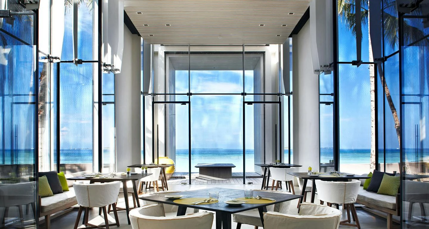 Restaurante Le White do Cheval Blanc Randheli aberto para a lagoa