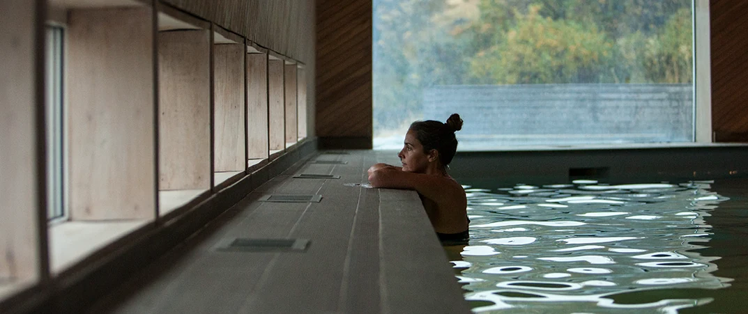 Piscina interna do Explora Torres del Paine com vista para o entorno natural