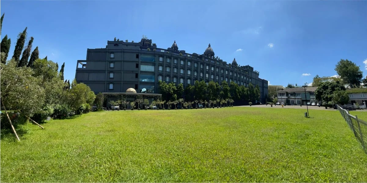 Fachada com torres do GH Universal Hotel Bandung vista do jardim