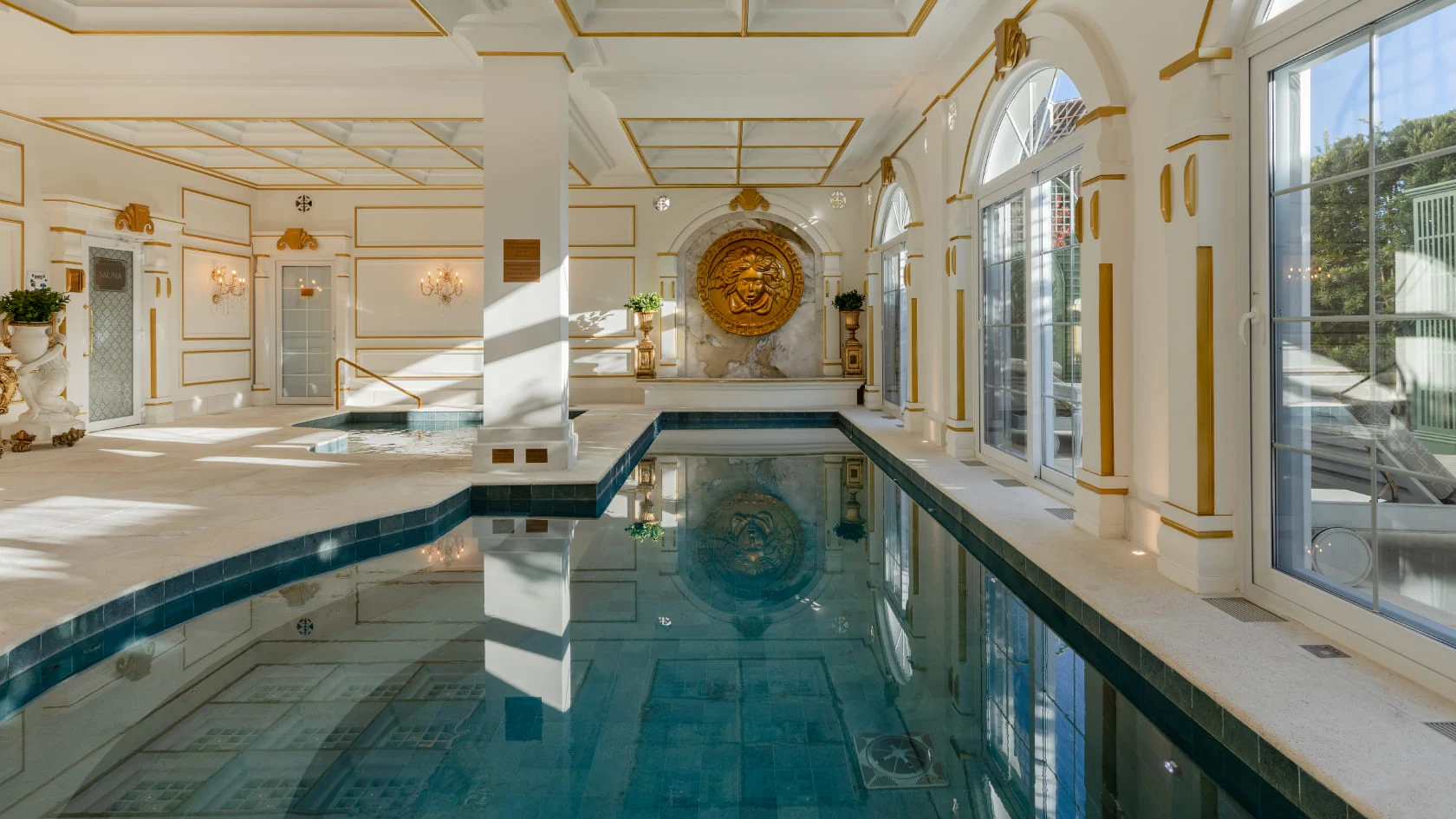 Piscina interna do Colline de France com decoração clássica
