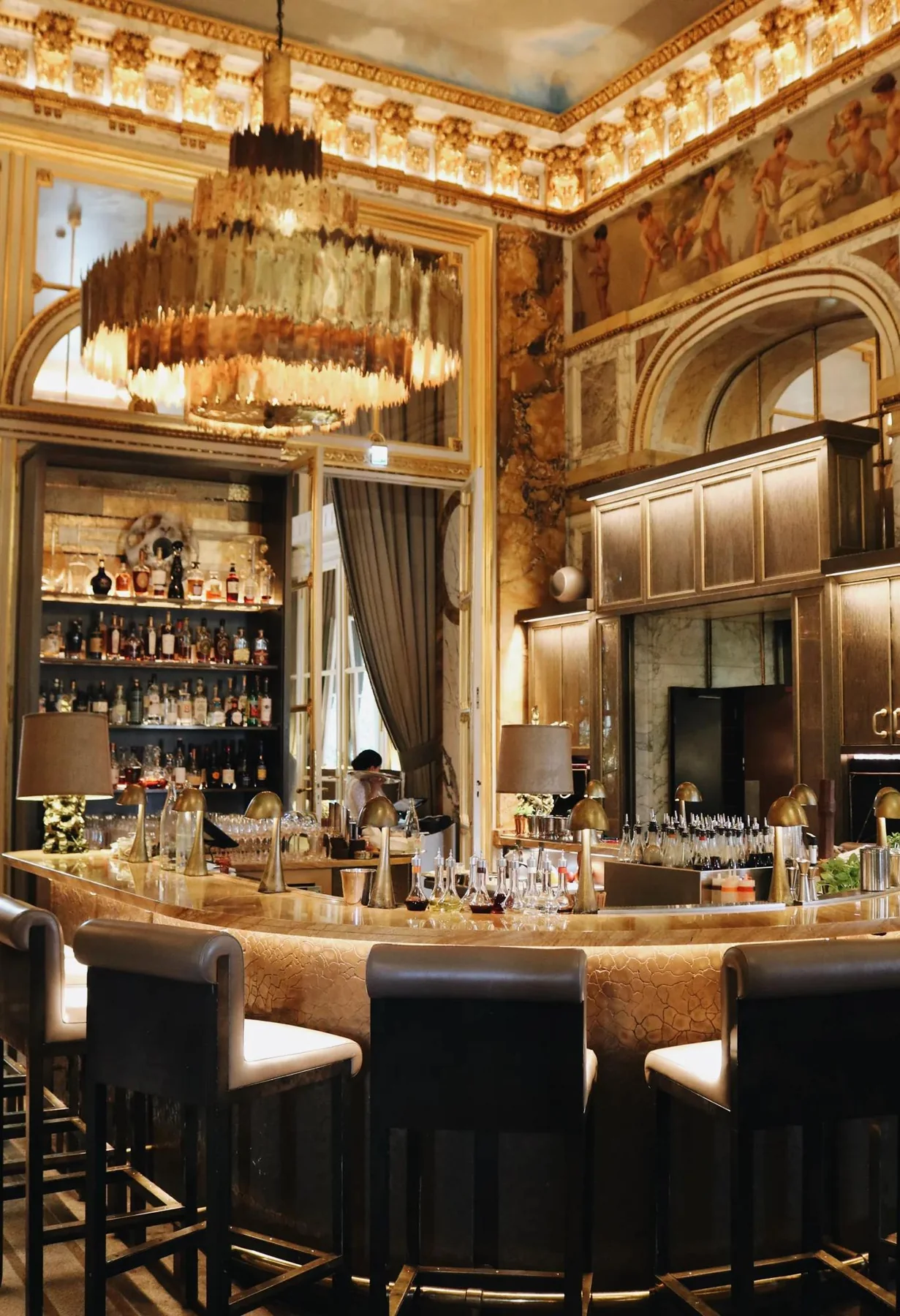 Bar Les Ambassadeurs do Hôtel de Crillon com mármore e luz dourada