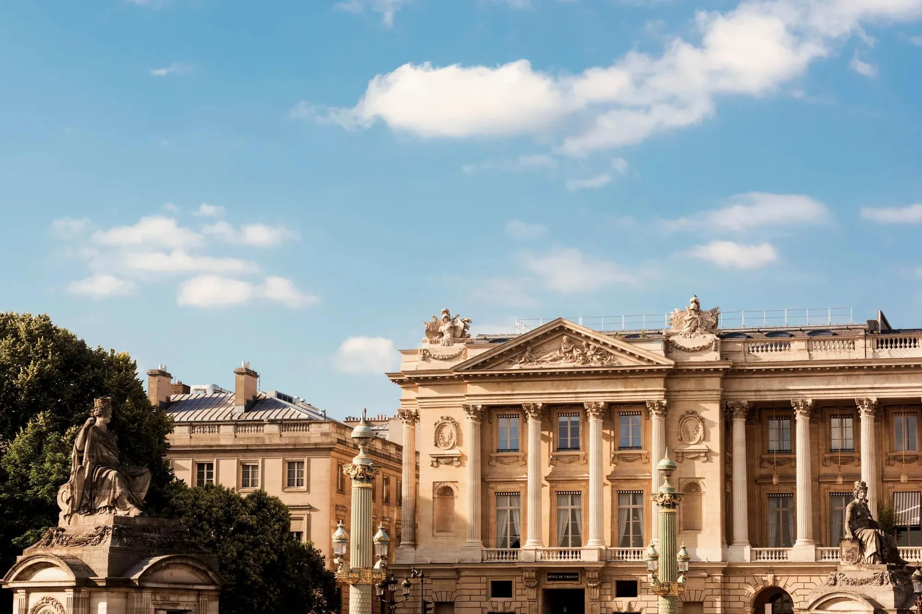 Fachada histórica do Hôtel de Crillon na Place de la Concorde