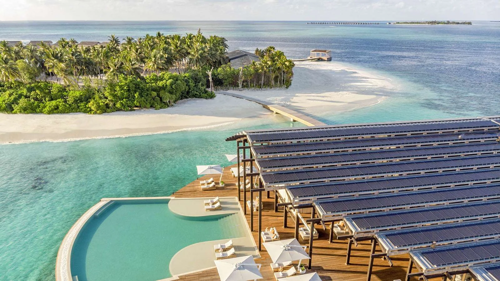 Piscina e cobertura solar do The Retreat no Kudadoo Maldives