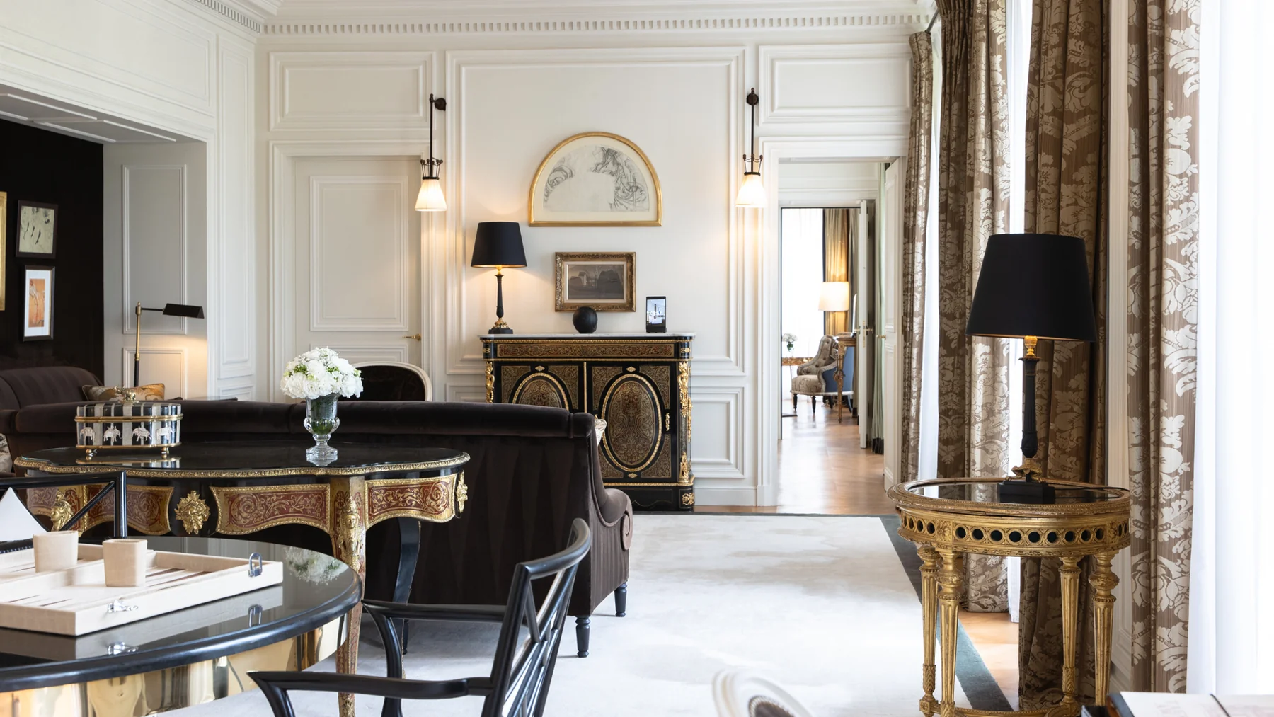 Sala da suíte presidencial Eiffel da La Réserve Paris