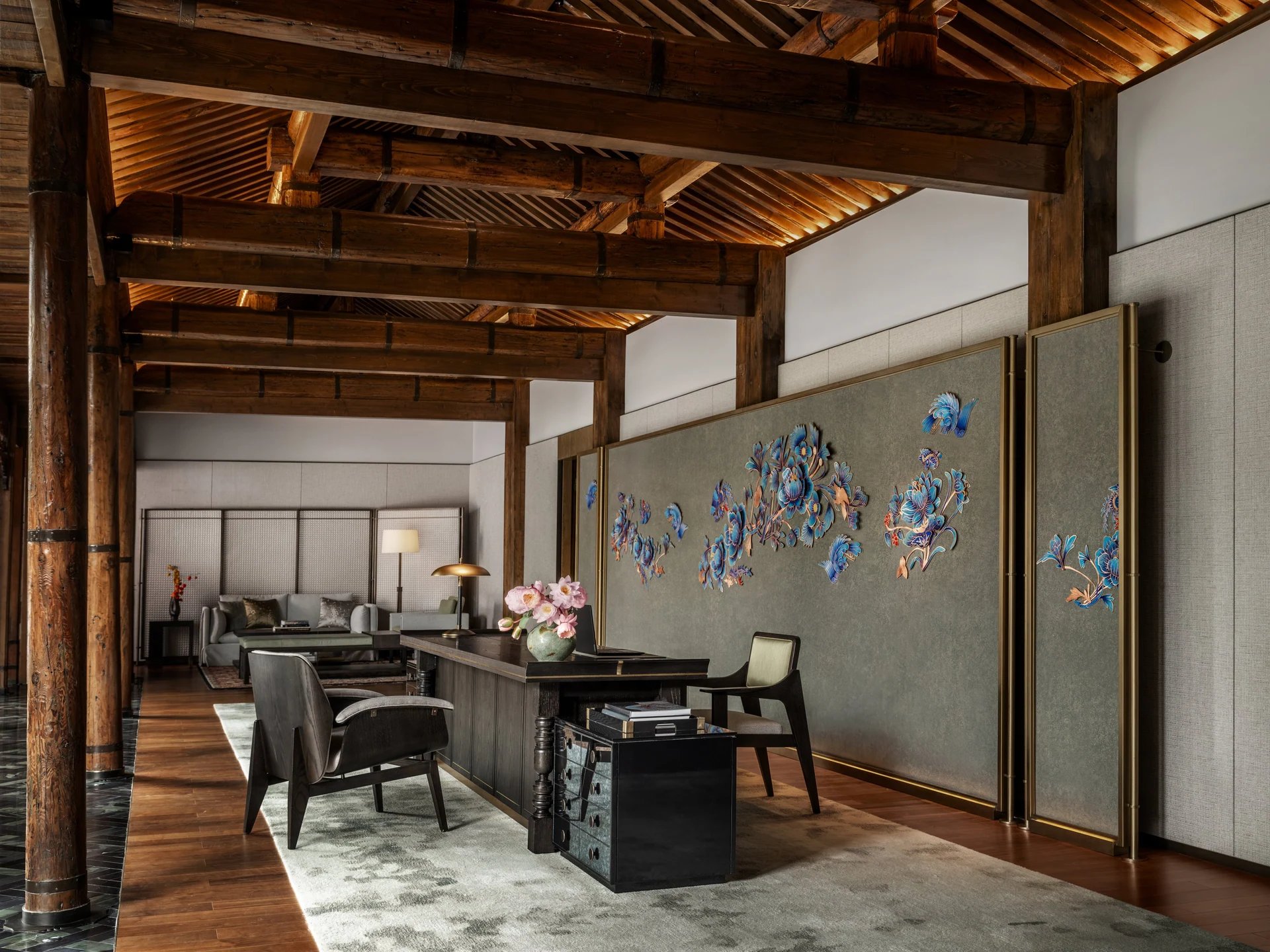 Recepção com vigas de madeira e obras de arte no Mandarin Oriental Qianmen
