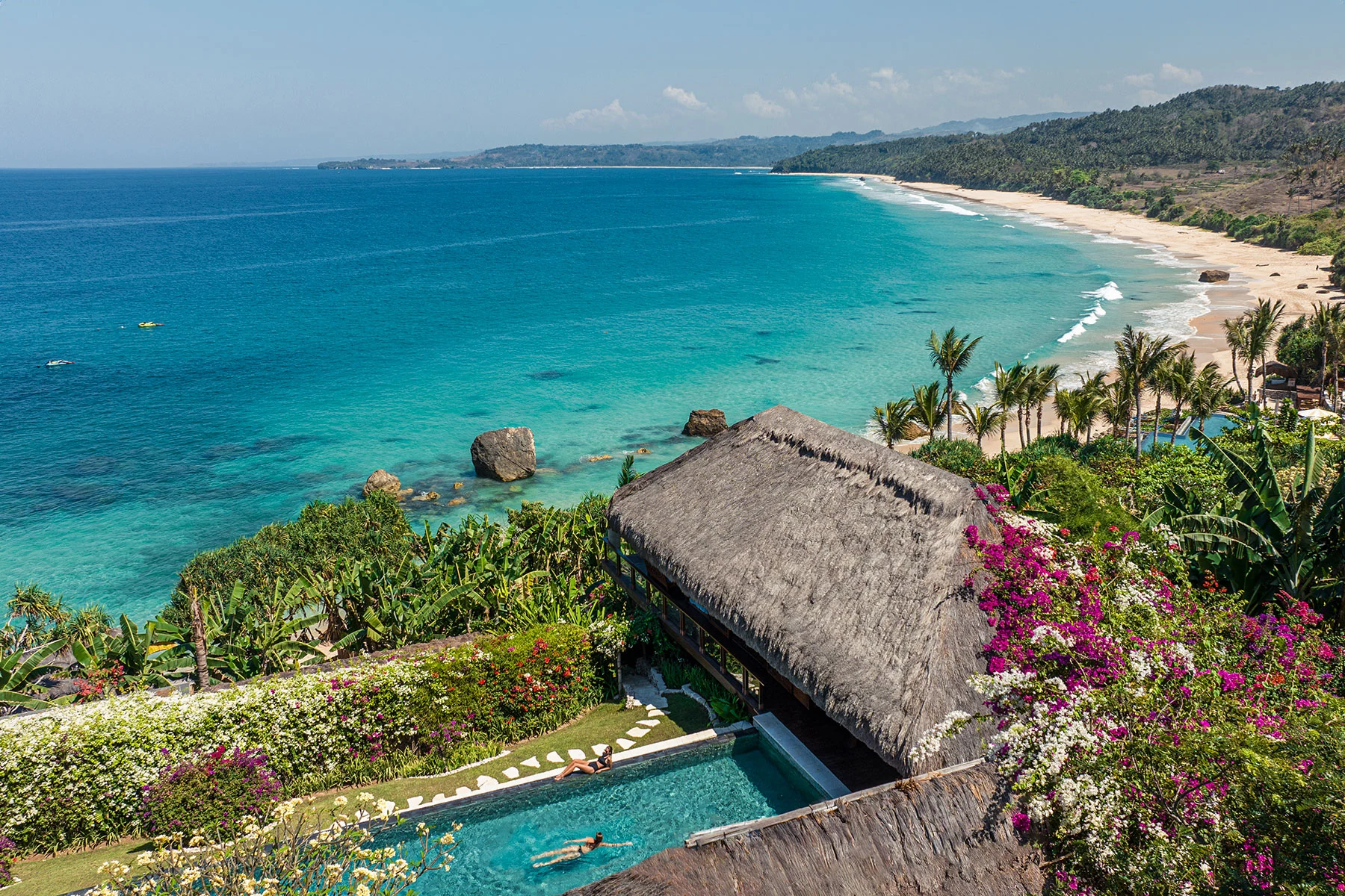 Piscina e villa do NIHI Sumba com vista para o oceano