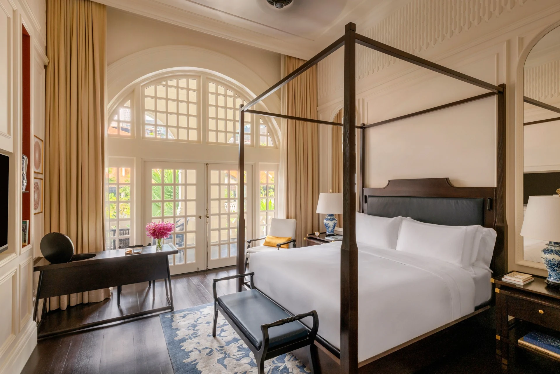 Suíte do Raffles Singapore com cama de dossel