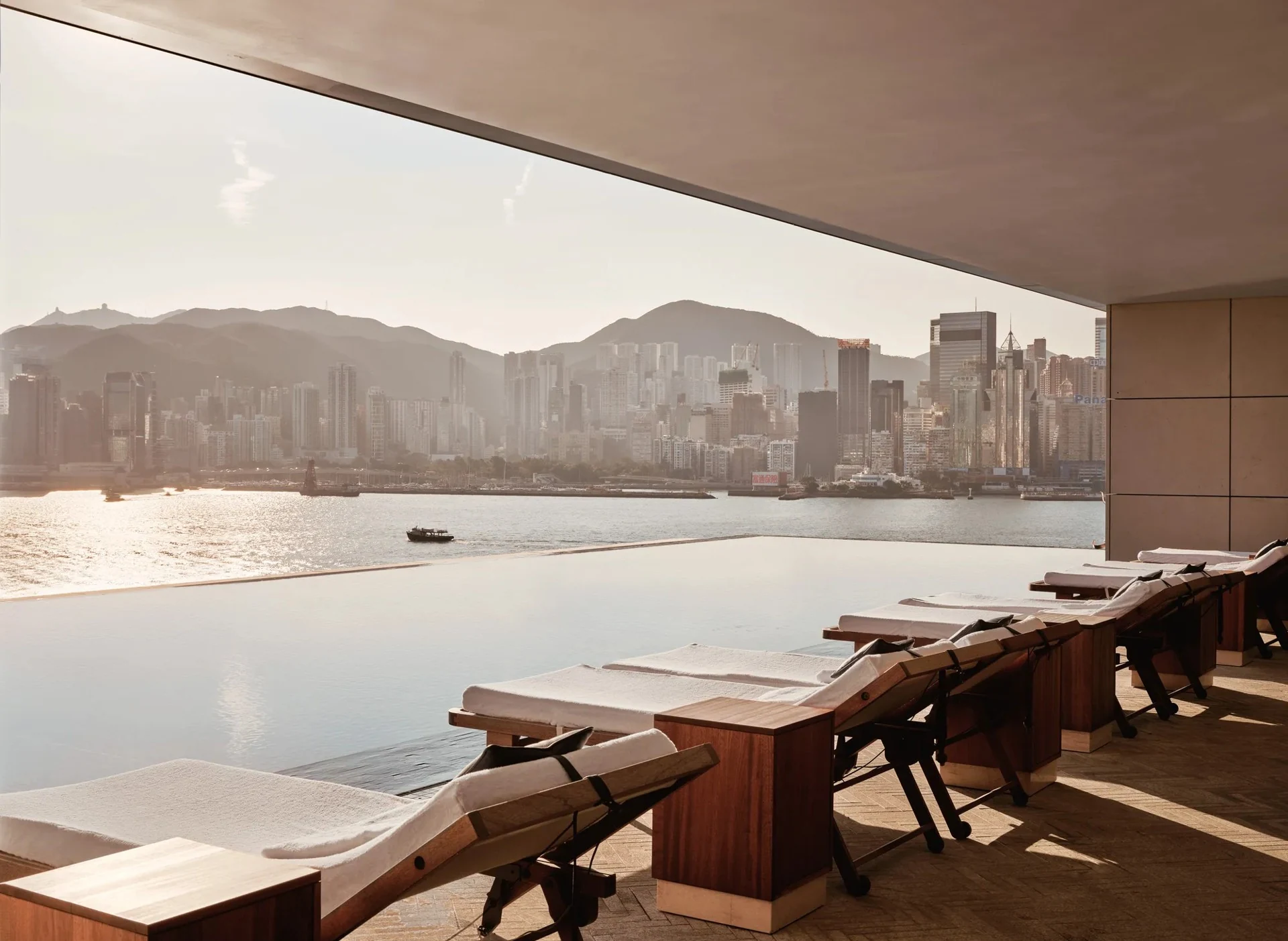 Piscina Asaya com vista para Victoria Harbour no Rosewood Hong Kong