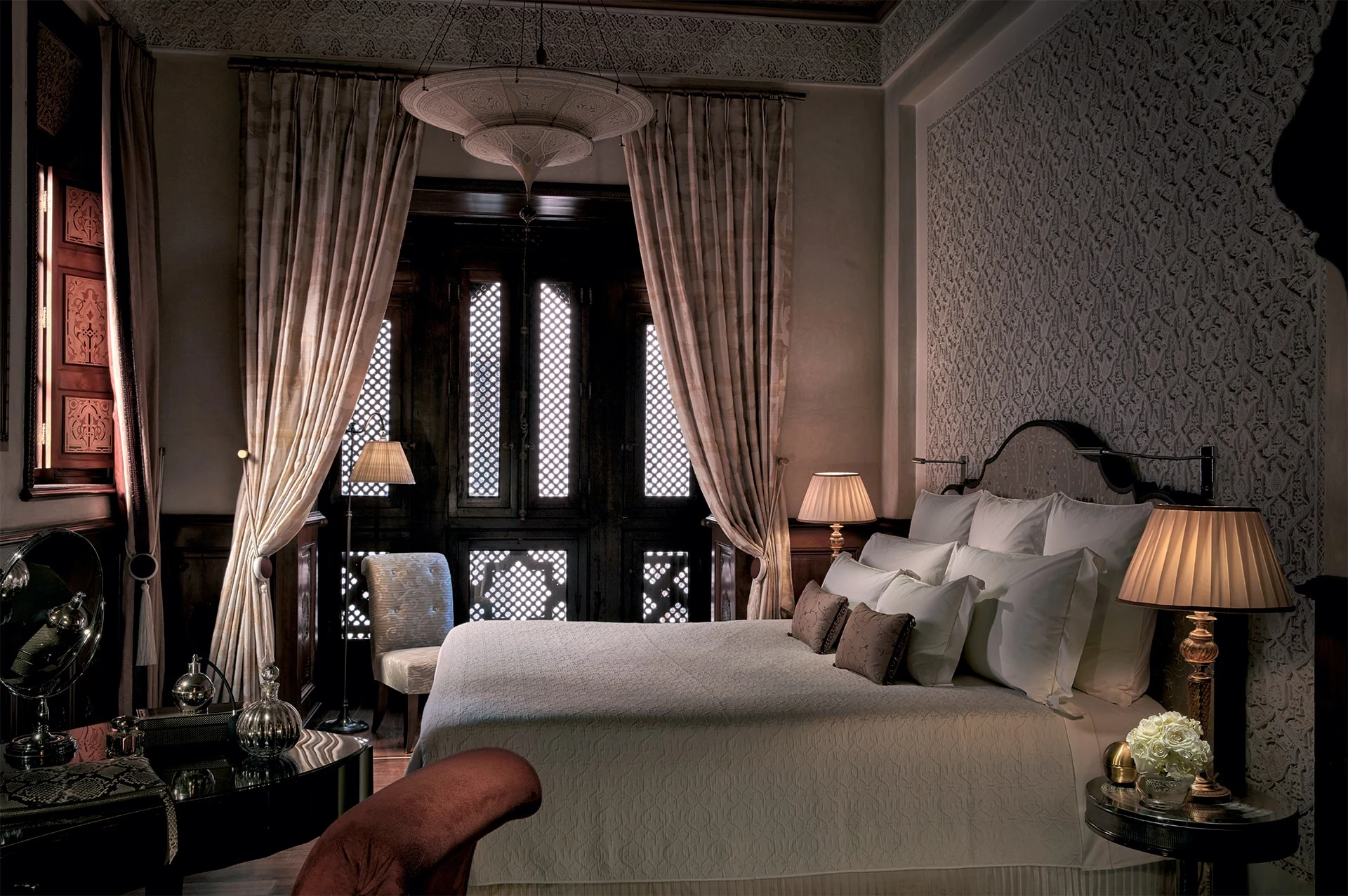 Quarto do riad com decoração artesanal marroquina