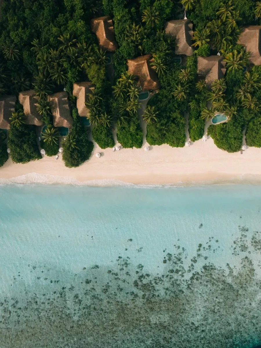 Vista aérea da praia e vegetação da ilha do Soneva Fushi