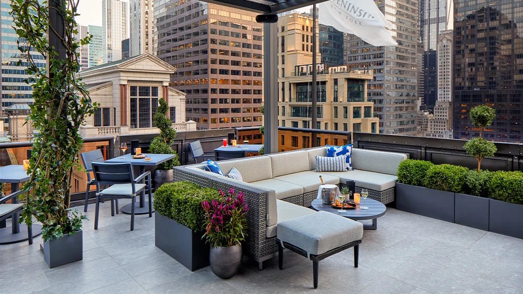 Terraço Pen Top do The Peninsula New York com vista de Manhattan