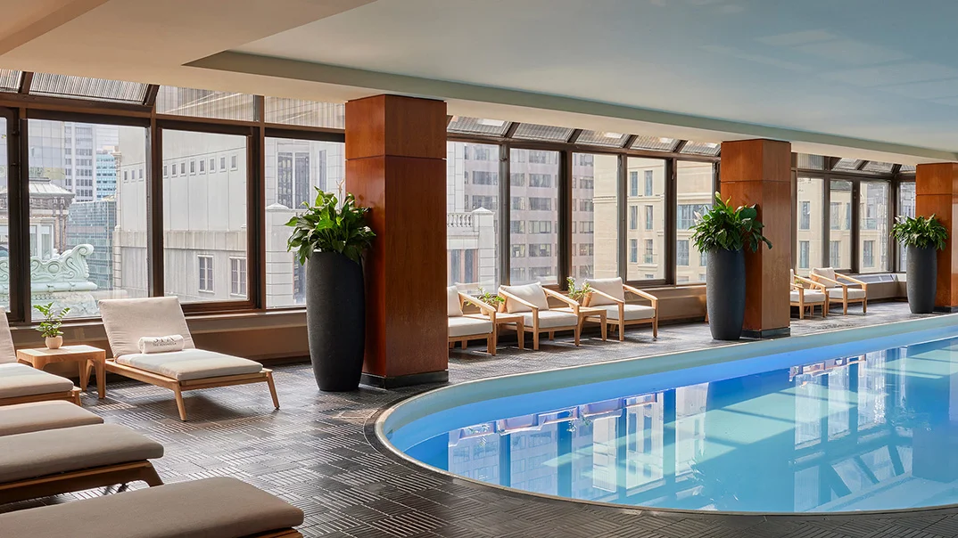 Piscina do The Peninsula New York sob cobertura envidraçada