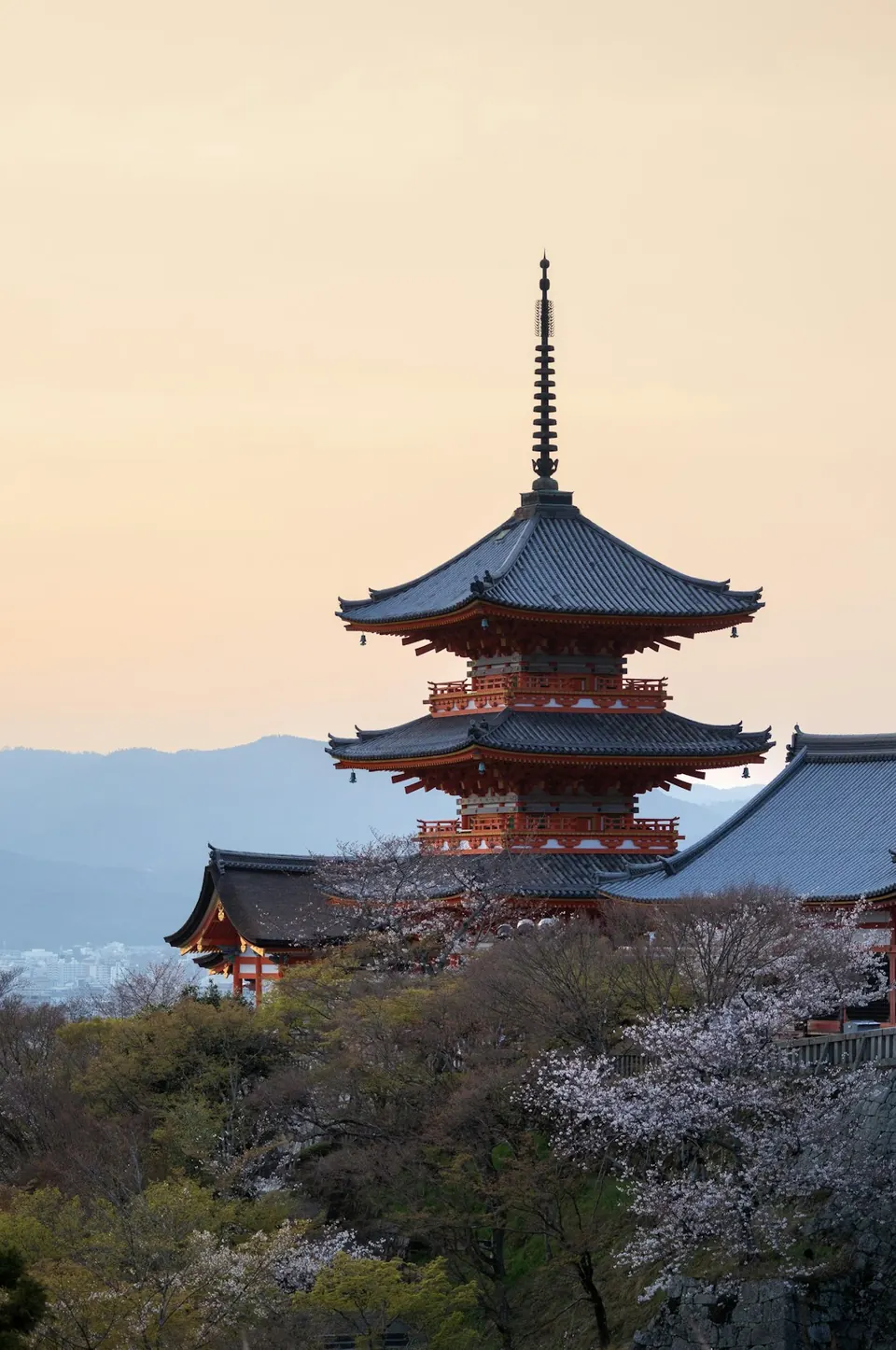 Pagode japonês em uma paisagem de montanhas