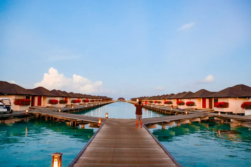 Villas sobre o mar turquesa das Maldivas